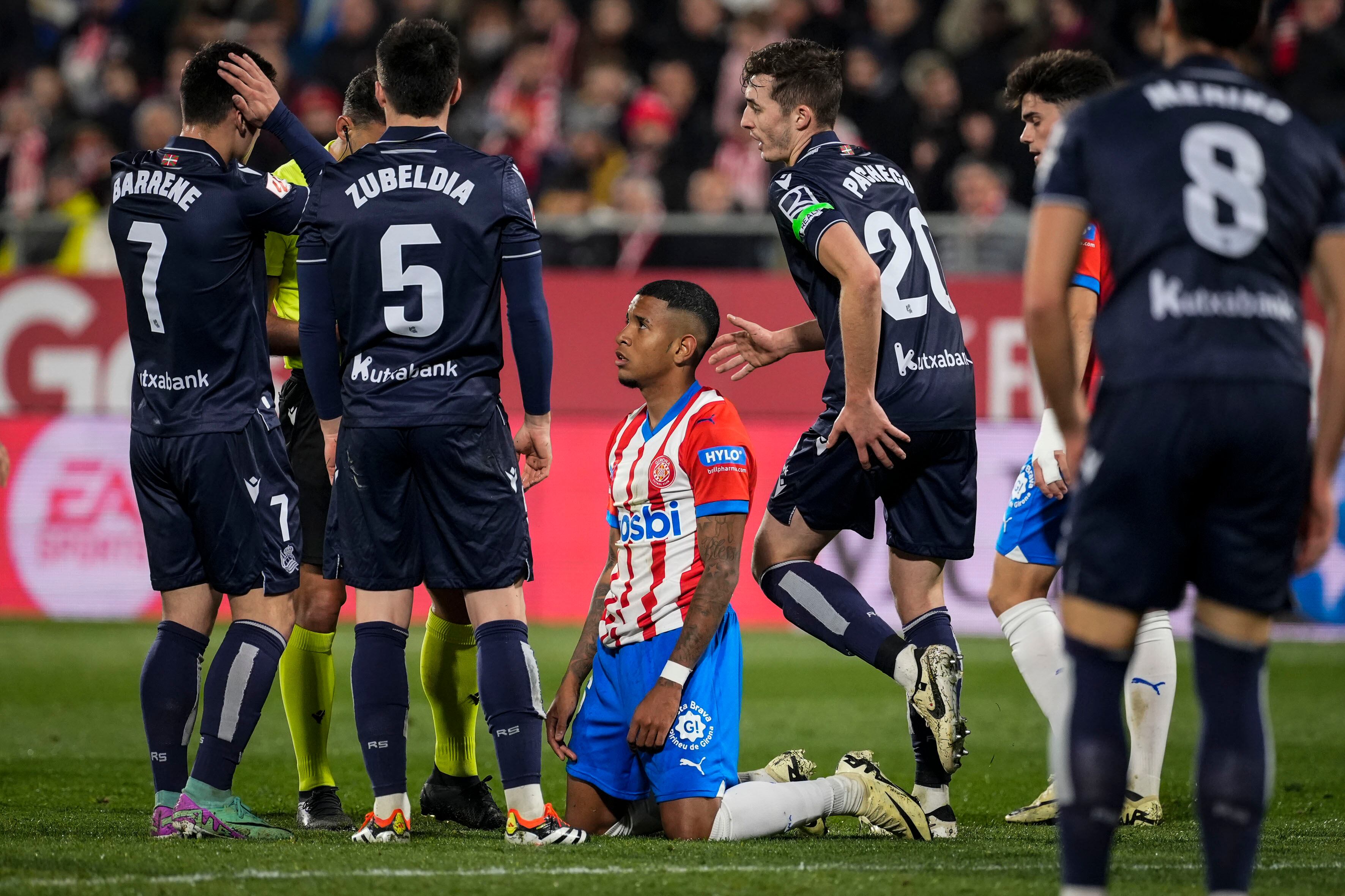 GIRONA, 03/02/2024.- El delantero del Girona Savio Moreira (c) rodeado de jugadores de la Real Sociedad, durante el partido de LaLiga EA Sports entre el Girona y la Real Sociedad que se disputa este sábado en el estadio de Montilivi. EFE/David Borrat