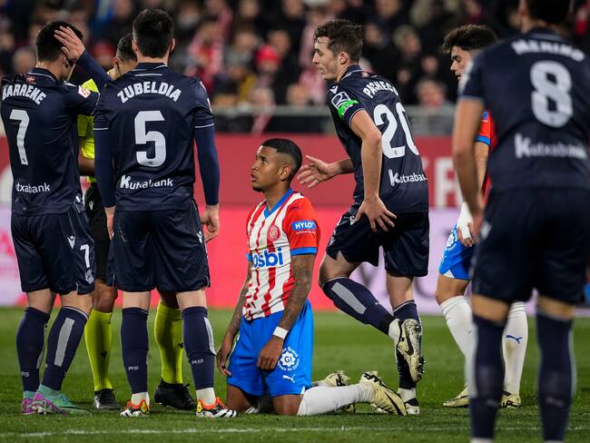 GIRONA, 03/02/2024.- El delantero del Girona Savio Moreira (c) rodeado de jugadores de la Real Sociedad, durante el partido de LaLiga EA Sports entre el Girona y la Real Sociedad que se disputa este sábado en el estadio de Montilivi. EFE/David Borrat