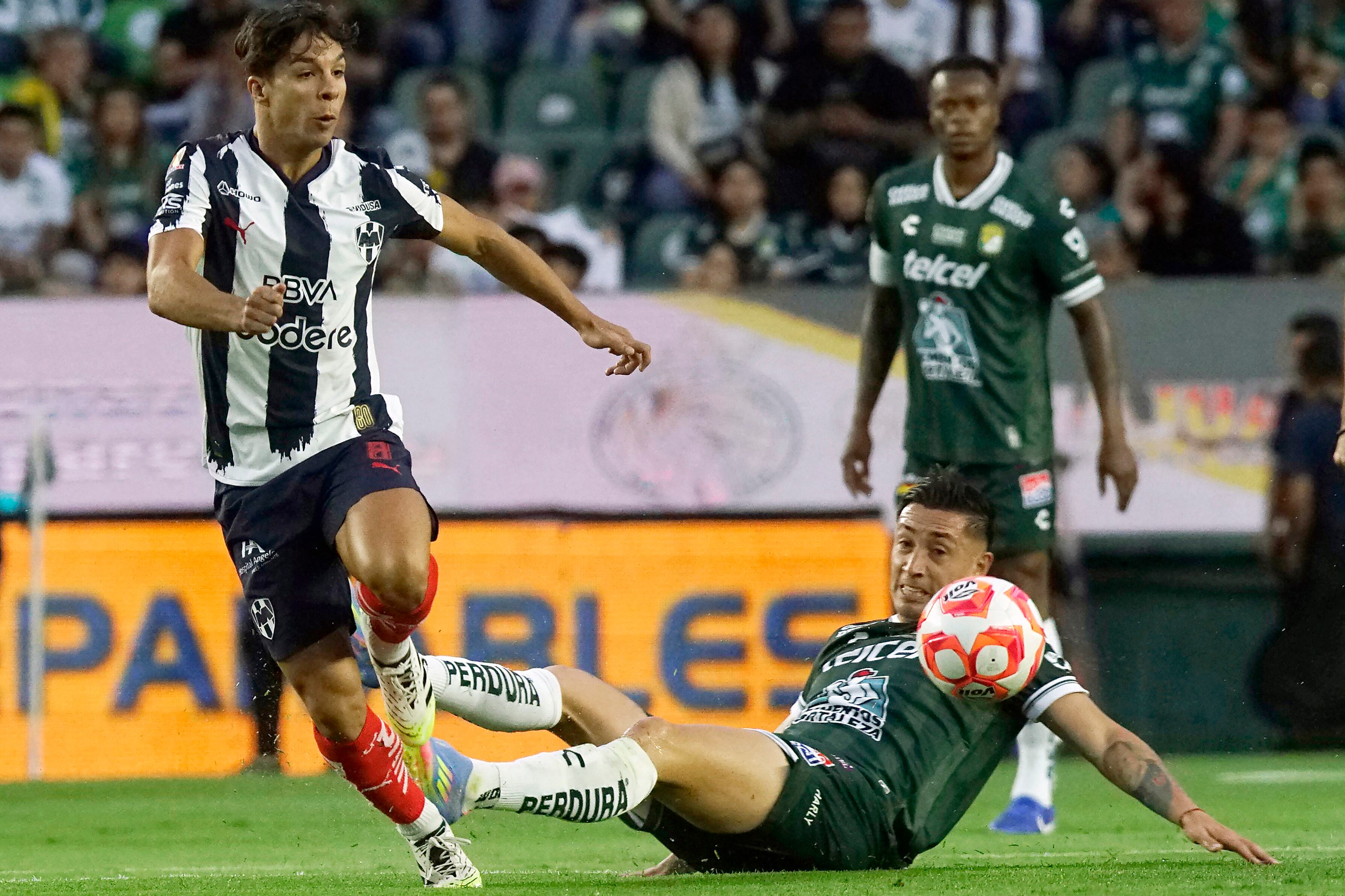 Monterrey's Spanish midfielder #08 Oliver Torres and Leon's Chilean forward #20 Rodrigo Echeverr�a fight for the ball during the Liga MX Apertura football match between Leon and Monterrey at the Leon Stadium in Leon, Guanajuato state, Mexico on August 11, 2025. (Photo by Mario ARMAS / AFP)