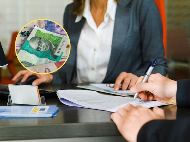 De fondo, una persona solicitando un crédito a un banco. En el círculo, la imagen de billetes colombianos / Fotos: GettyImages
