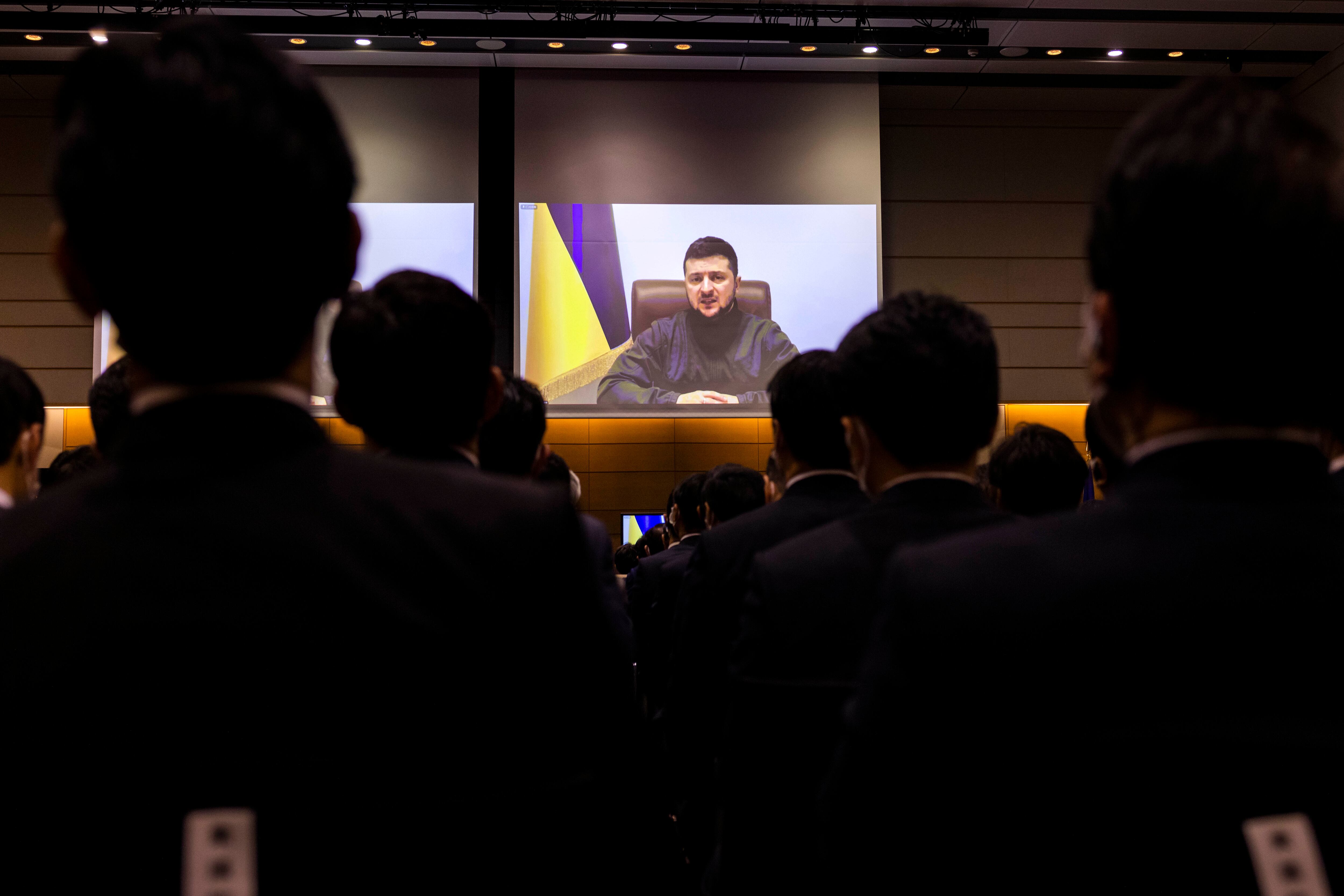 Presidente de Ucrania, Volodimir Zelenski, intervino ante el Parlamento japonés. (Photo by Behrouz Mehri - Pool/Getty Images)