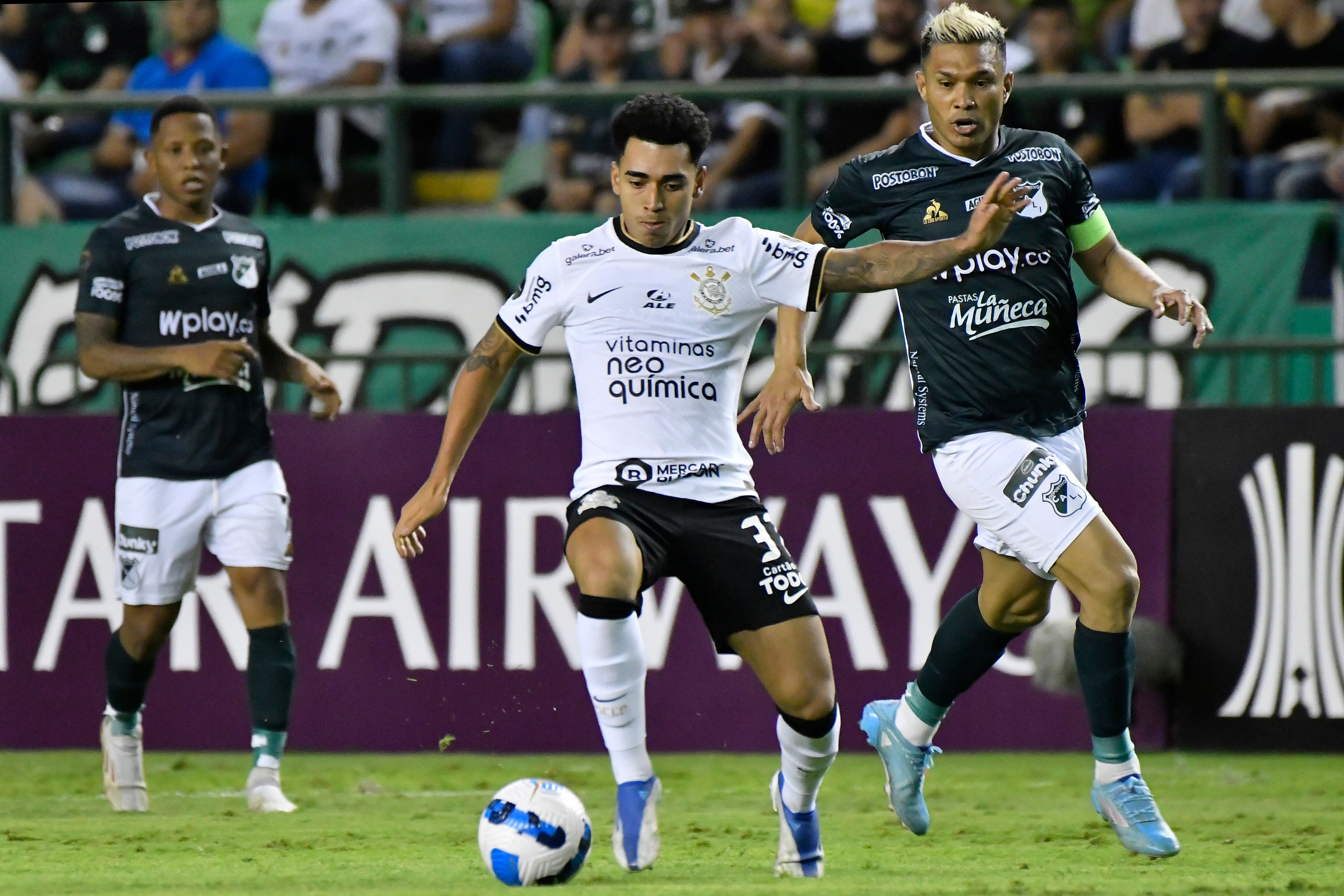CALI, COLOMBIA - MAY 04: Du Queiroz of Corinthians is challenged by Teofilo Gutierrez of Deportivo Cali during a match between Deportivo Cali and Corinthians as part of Copa CONMEBOL Libertadores 2022 at Estadio Deportivo Cali on May 04, 2022 in Cali, Colombia. (Photo by Gabriel Aponte/Getty Images)