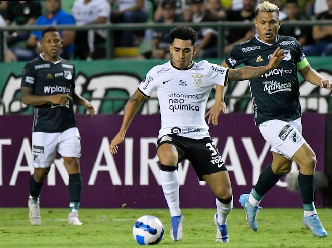 CALI, COLOMBIA - MAY 04: Du Queiroz of Corinthians is challenged by Teofilo Gutierrez of Deportivo Cali during a match between Deportivo Cali and Corinthians as part of Copa CONMEBOL Libertadores 2022 at Estadio Deportivo Cali on May 04, 2022 in Cali, Colombia. (Photo by Gabriel Aponte/Getty Images)