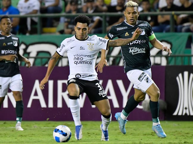 CALI, COLOMBIA - MAY 04: Du Queiroz of Corinthians is challenged by Teofilo Gutierrez of Deportivo Cali during a match between Deportivo Cali and Corinthians as part of Copa CONMEBOL Libertadores 2022 at Estadio Deportivo Cali on May 04, 2022 in Cali, Colombia. (Photo by Gabriel Aponte/Getty Images)