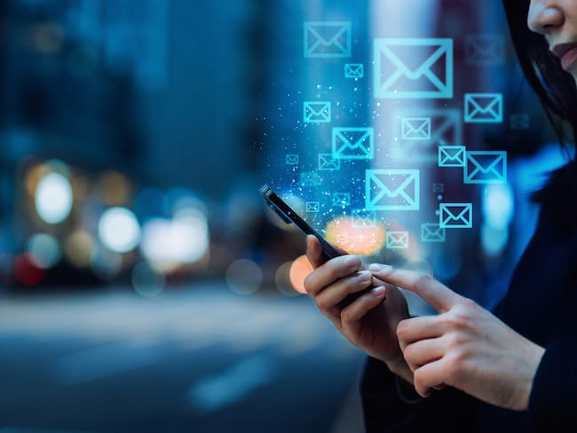 Estudio revela que correos electrónicos afecta la salud mental de los empleados