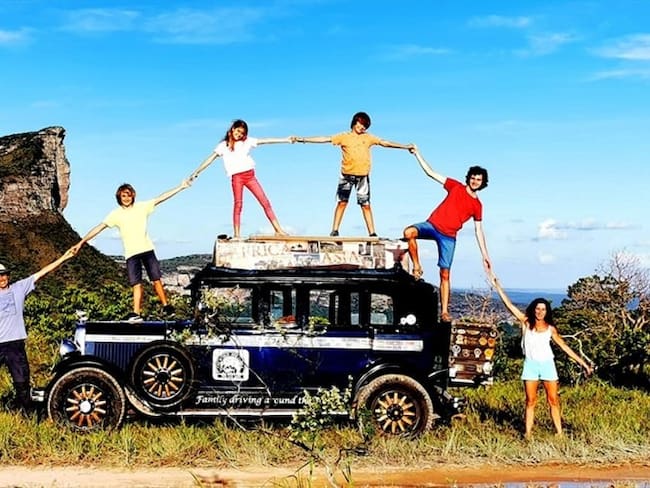 La familia que viajó durante 20 años en su carro antiguo