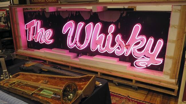 Marquesina del legendario club de rock Whisky a Go Go, de Los Angeles, brillando en la casa de subastas Saco River Auction Co., en Biddeford, Maine. . Foto: Associated Press - AP