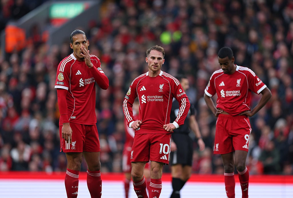 Virgil van Dijk, Alexis Mac Allister y Alexander Isak. (Photo by Molly Darlington/Getty Images)