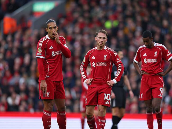 Virgil van Dijk, Alexis Mac Allister y Alexander Isak. (Photo by Molly Darlington/Getty Images)