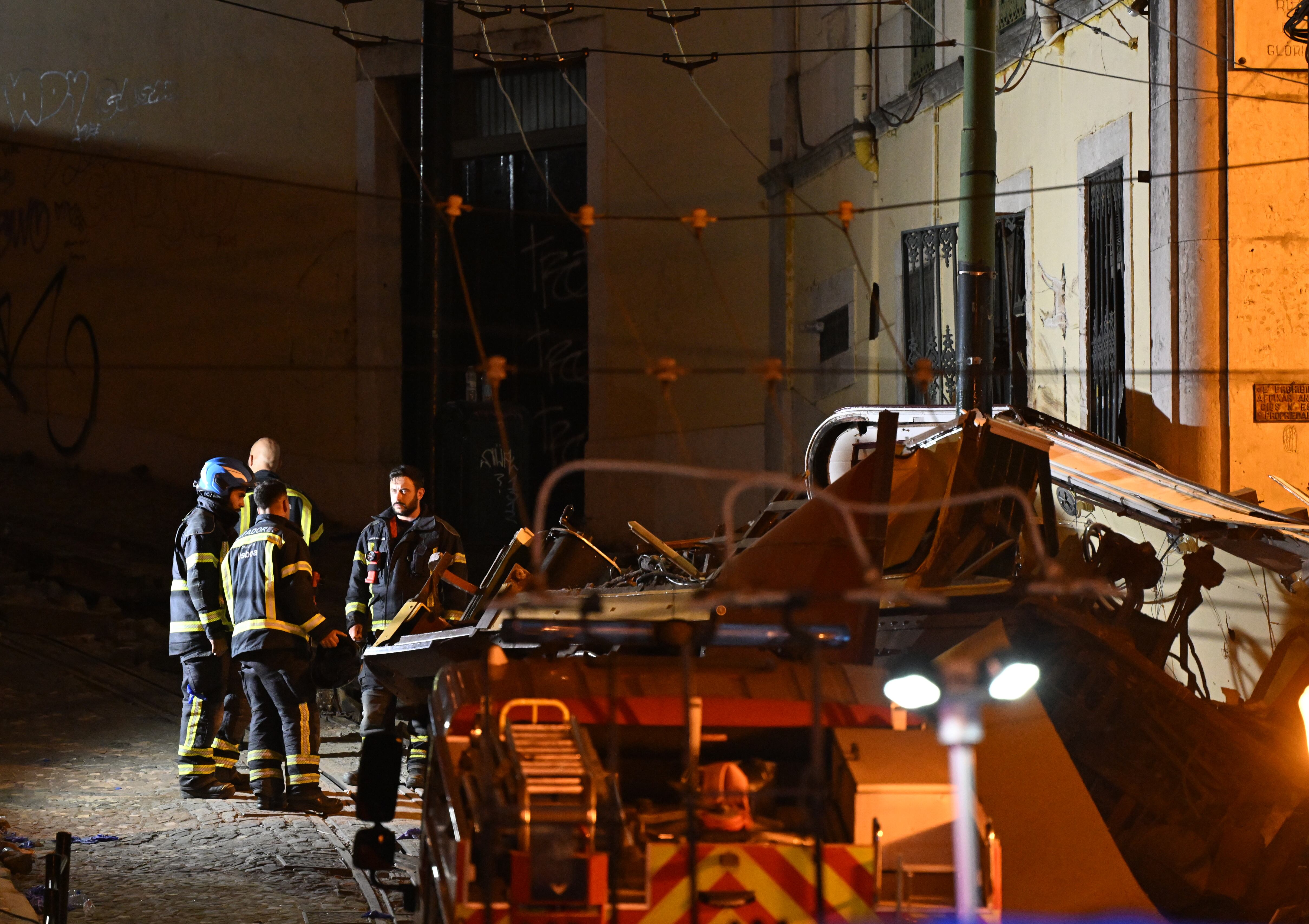 Los rescatadores y bomberos operan en la escena después del ferrocarril de cable funicular de Gloria descarrilado en Lisboa, Portugal, el 3 de septiembre de 2025. (Foto de Zed Jameson/Anadolu a través de Getty Images)