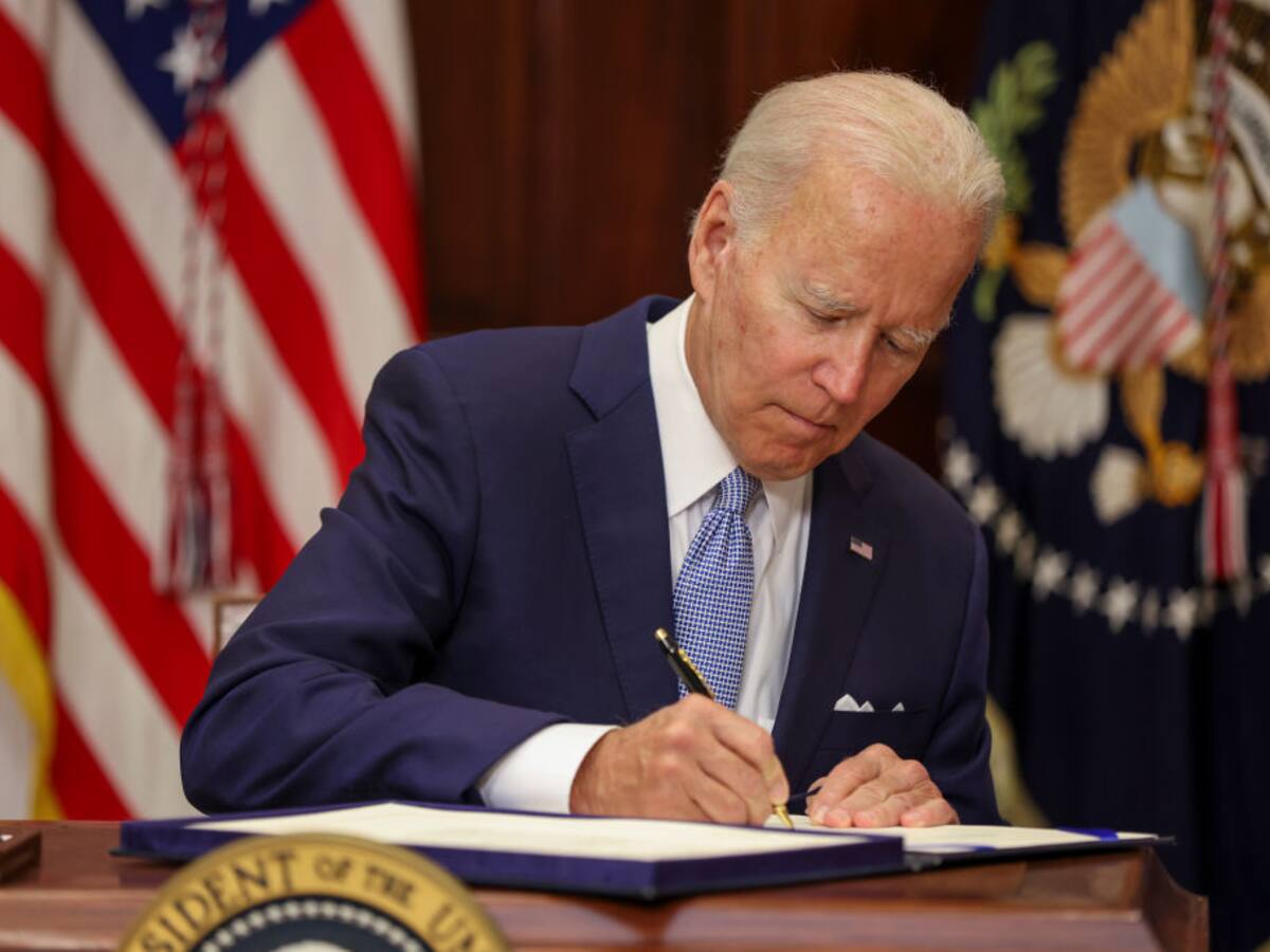 “Se van a salvar vidas”: Joe Biden firmó ley que regula las armas de fuego en EE.UU
