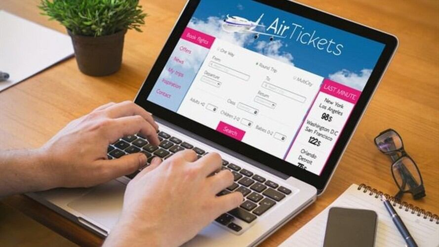 Reservar un vuelo por internet es sencillo, pero no necesariamente seguro en lo que respecta a la privacidad.. Foto: BBC Mundo
