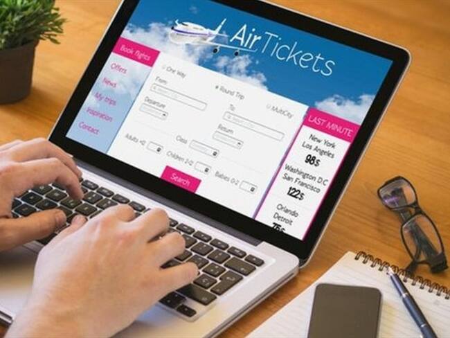 Reservar un vuelo por internet es sencillo, pero no necesariamente seguro en lo que respecta a la privacidad.. Foto: BBC Mundo