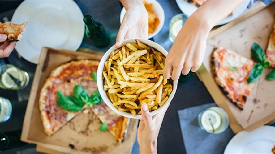 Los alimentos altamente procesados suelen ser más adictivos porque elevan los niveles de azúcar en sangre.. Foto: Getty Images