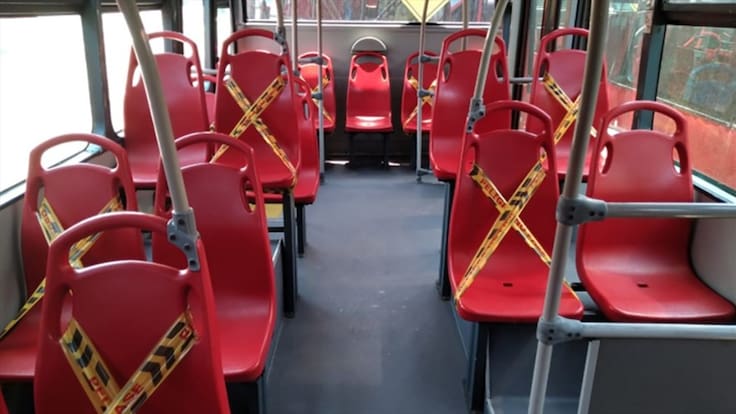 Las sillas de Transmilenio tendrán cintas de prohibido para conservar la distancia  . Foto: Twitter: @TransMileno