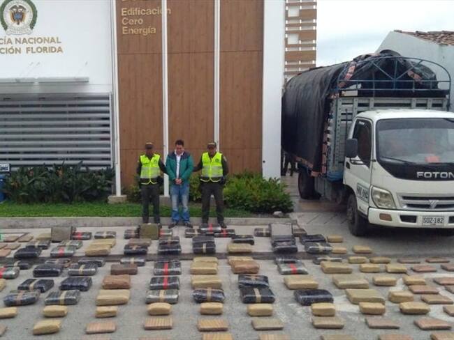Incautan más de 400 kilos de marihuana camuflados en un tractocamión. Foto: policía