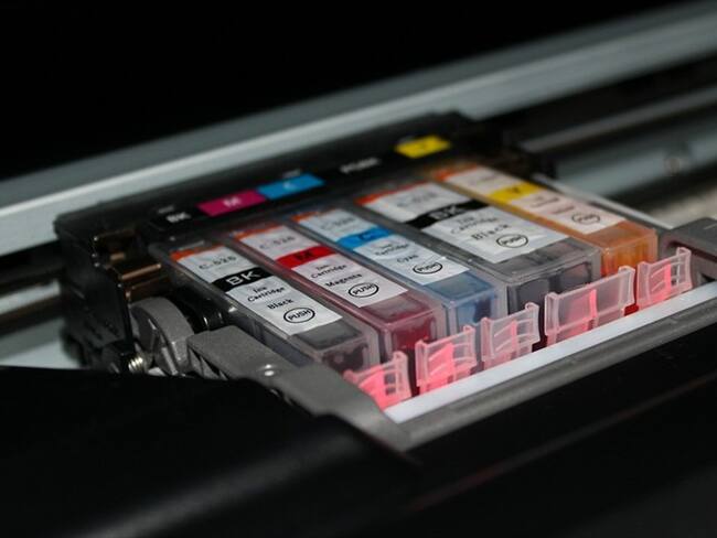 Un grupo de científicos ha diseñado un papel y una tinta que, combinados, permiten imprimir imágenes multicolor que pueden ser borradas para su reutilización. Foto: Pixabay