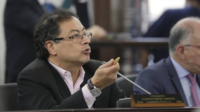 Gustavo Petro tiene pendiente una sanción económica por parte de la Contraloría que, de quedar en firme, lo podría estar apartando de su cargo como congresista. Foto: Colprensa