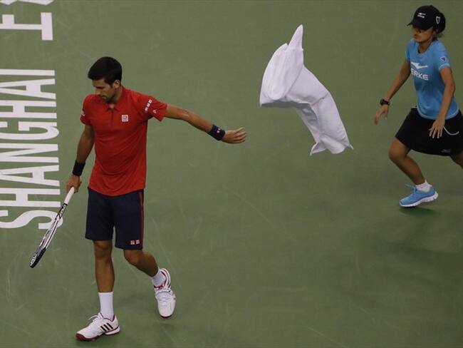 Djokovic tuvo dificultades para controlar sus errores y temperamento, y cayó 6-4, 6-4 ante el español Roberto Bautista Agut. Foto: Associated Press - AP