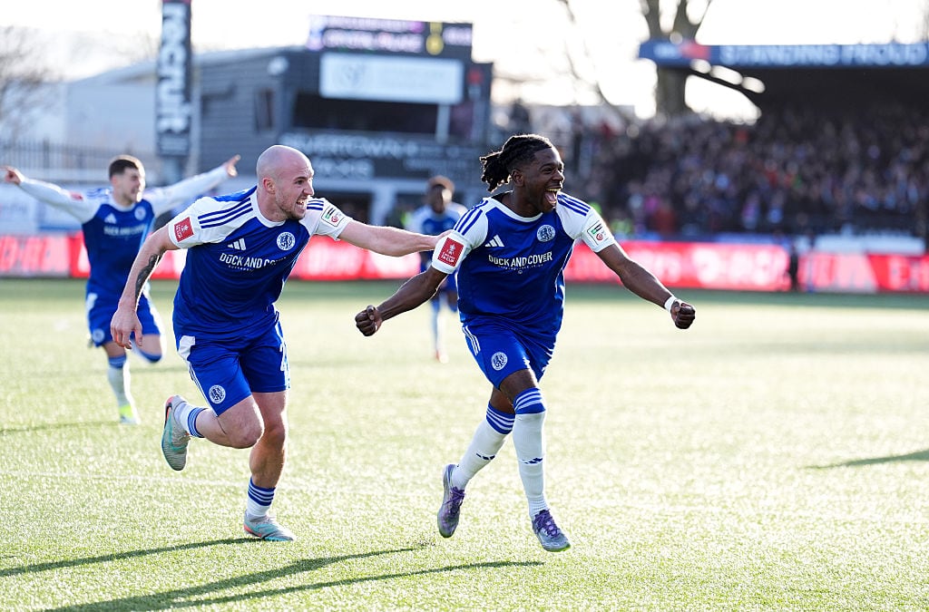 Jugadores del Macclesfield Town celebran un gol ante el Crystal Palace por la FA Cup 2025-26. FOTO: Martin Rickett/PA Images via Getty Images