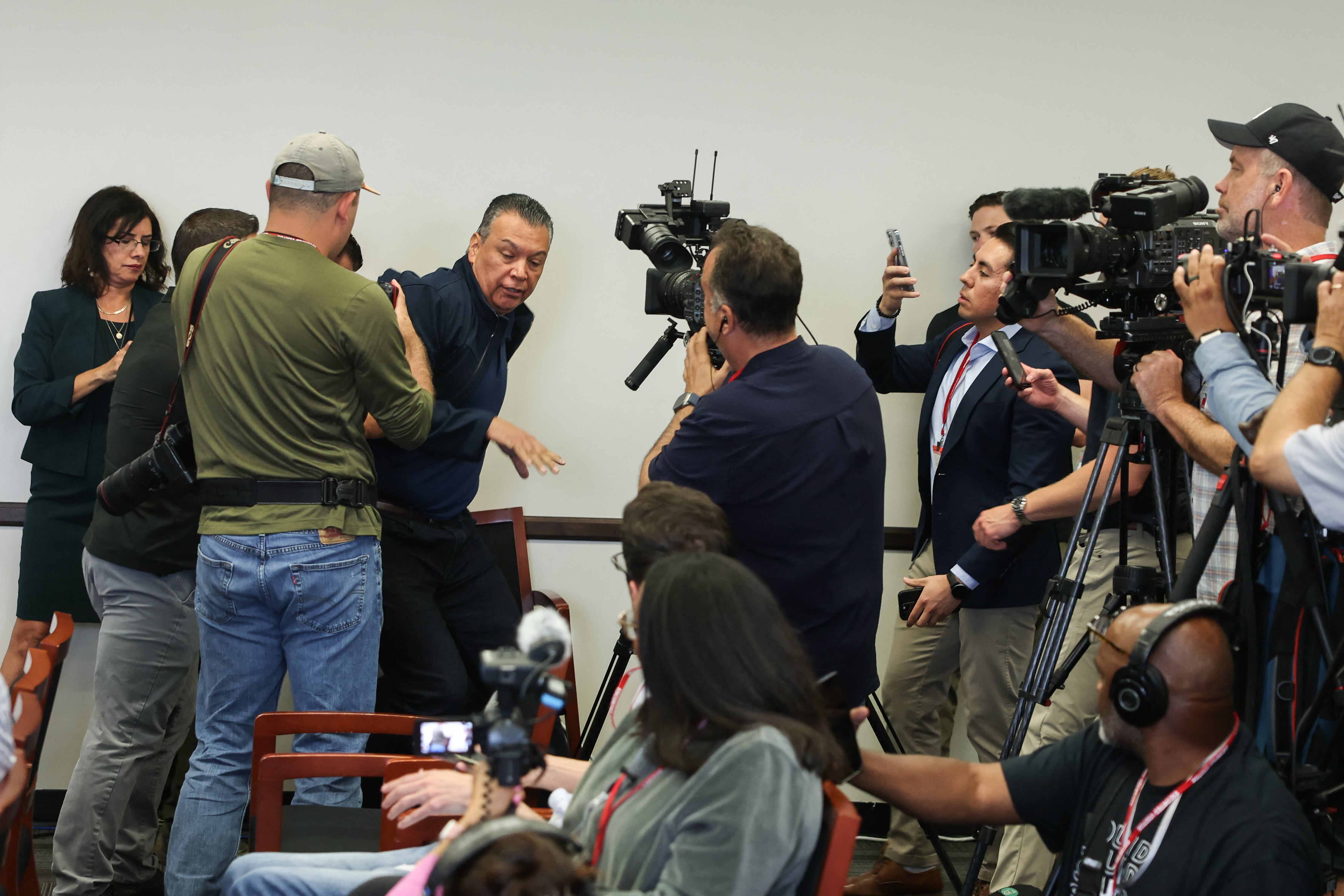 Senador Alex Padilla. Foto: PATRICK T. FALLON/AFP via Getty Images.