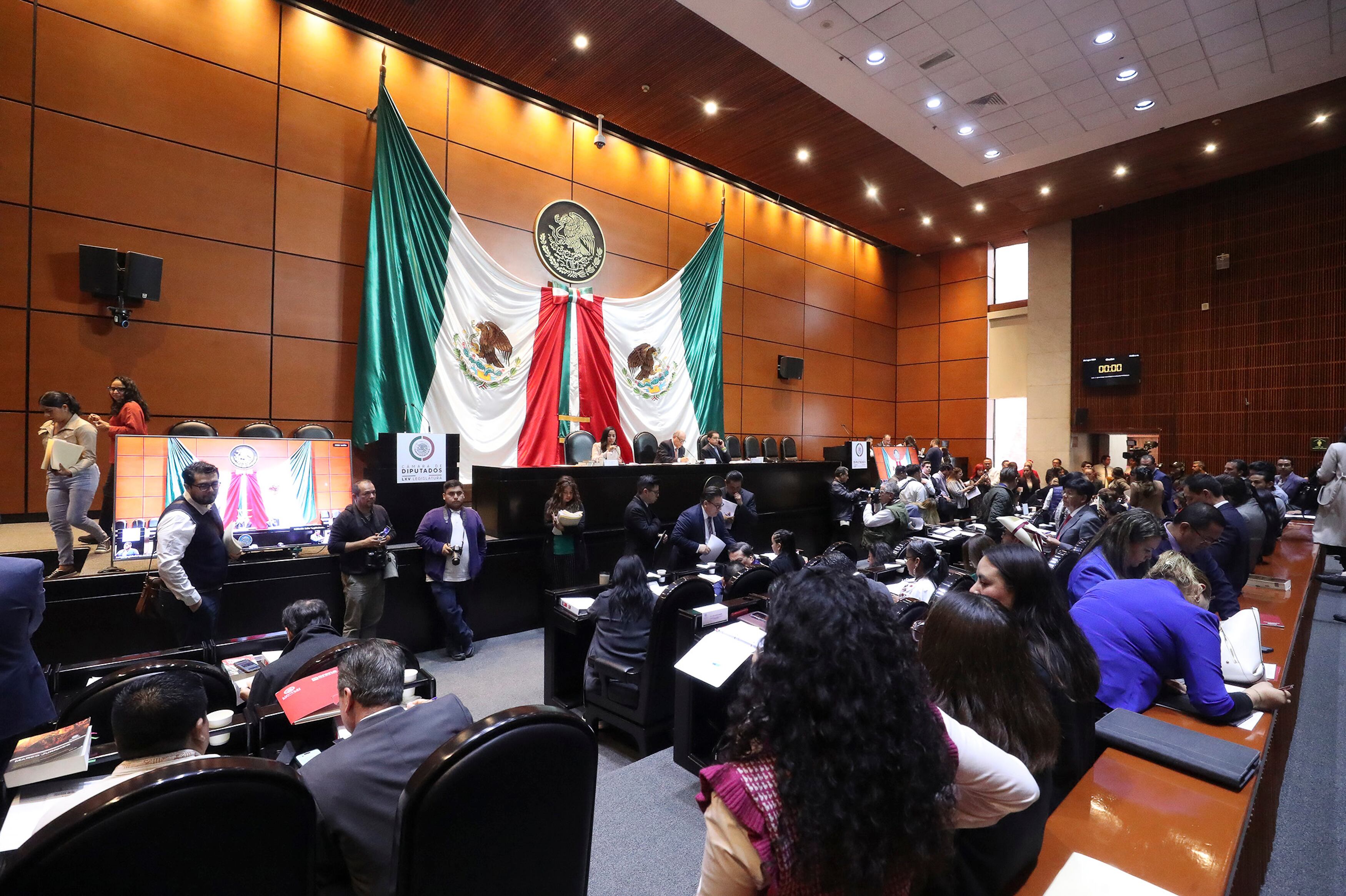 Fotografía cedida por la Cámara de Diputados de legisladores durante una sesión de la reforma de México. EFE/Cámara de Diputados.