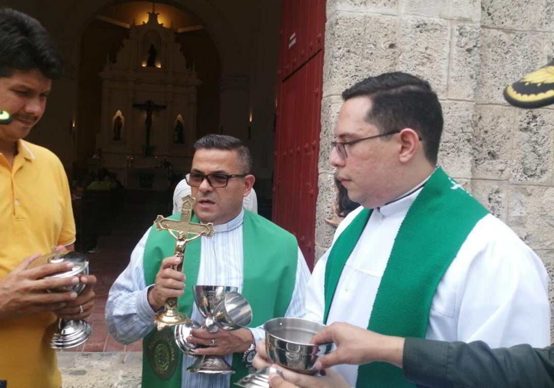 Los elementos recuperados fueron entregados a los sacerdotes de la Iglesia San Roque. Crédito: Cortesía.