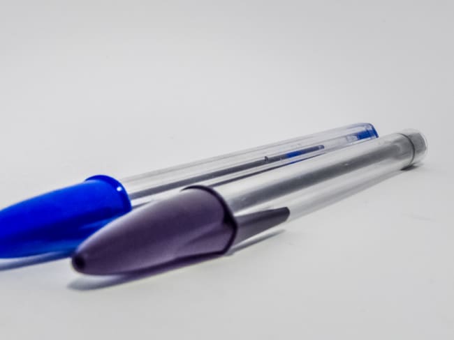 Imagen de referencia de bolígrafos con tapa.