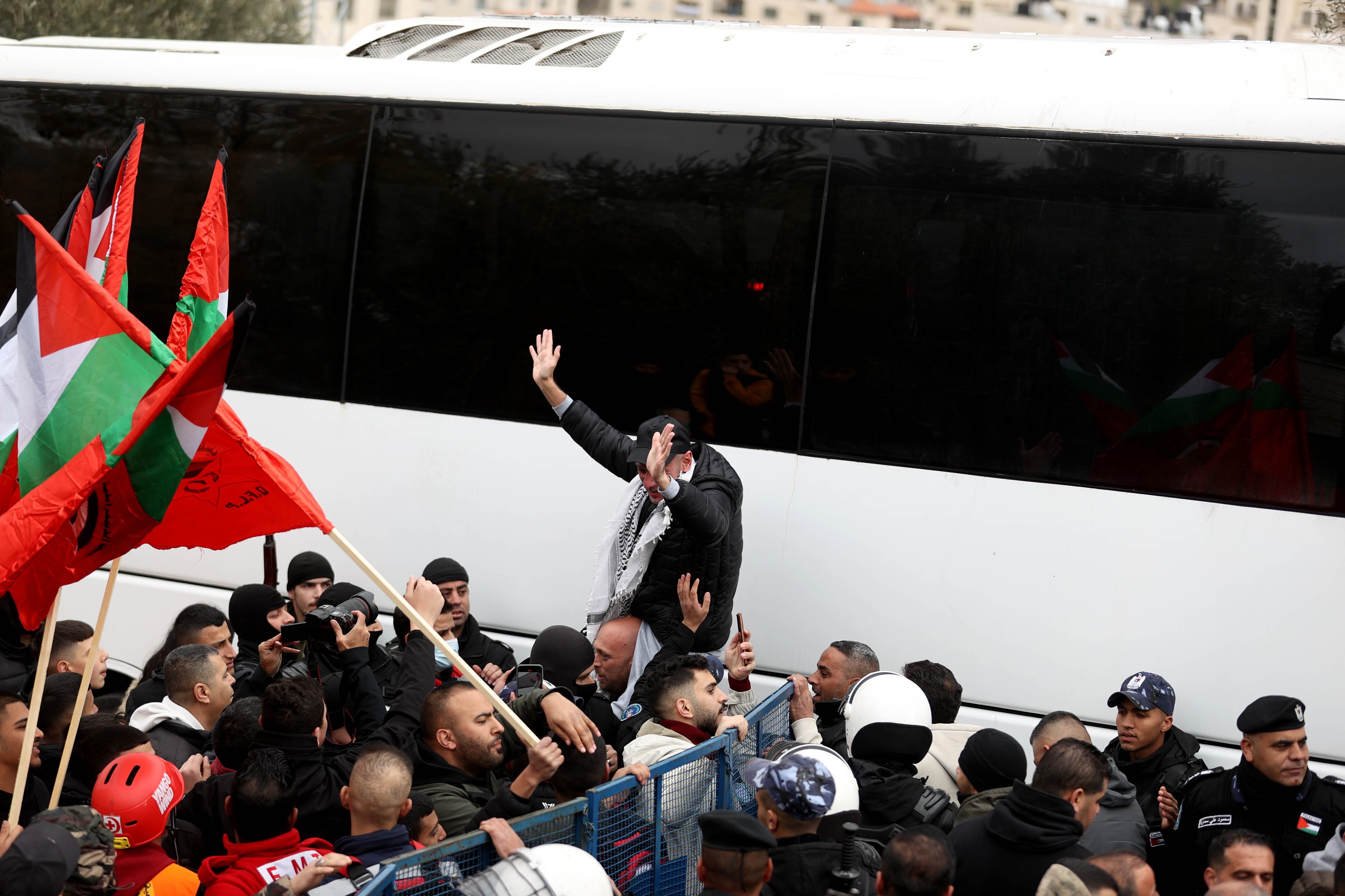 Palestinos son liberados durante el quinto intercambio de rehenes: FOTO: Issam Rimawi/Anadolu via Getty Images