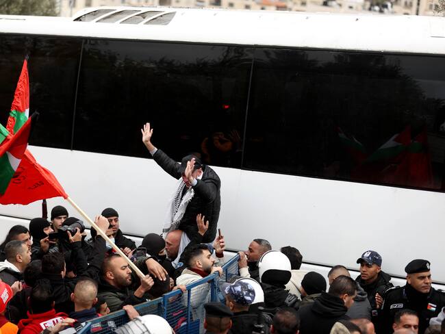 Palestinos son liberados durante el quinto intercambio de rehenes: FOTO: Issam Rimawi/Anadolu via Getty Images