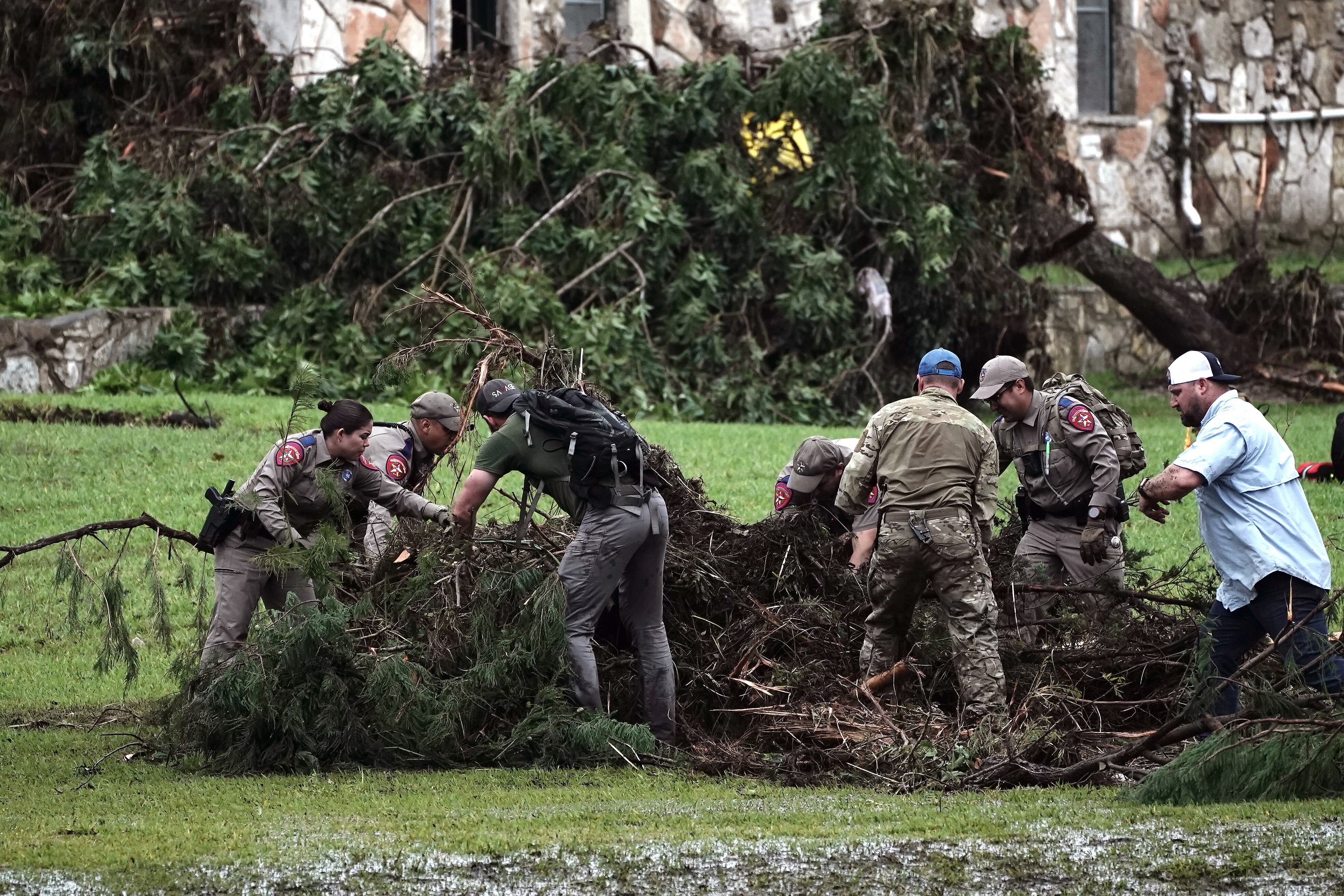 Equipos de rescate buscan entre los escombros del campamento Mystic en Texas, EE.UU. Foto: EFE/EPA/DUSTIN SAFRANEK