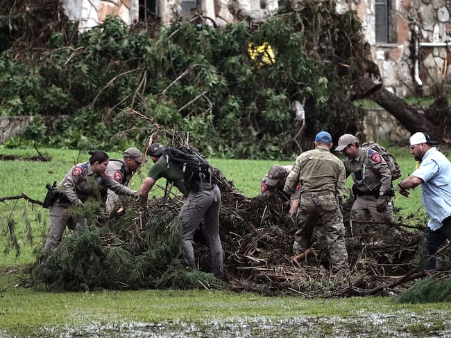 HUNT (United States), 06/07/2025.- First responders search through vegetation and debris at Camp Mystic, in Hunt, Texas, USA, 06 July 2025. At least 69 people have been killed after floodwaters swept through a summer camp and nearby homes on early 04 July. (Inundaciones) EFE/EPA/DUSTIN SAFRANEK