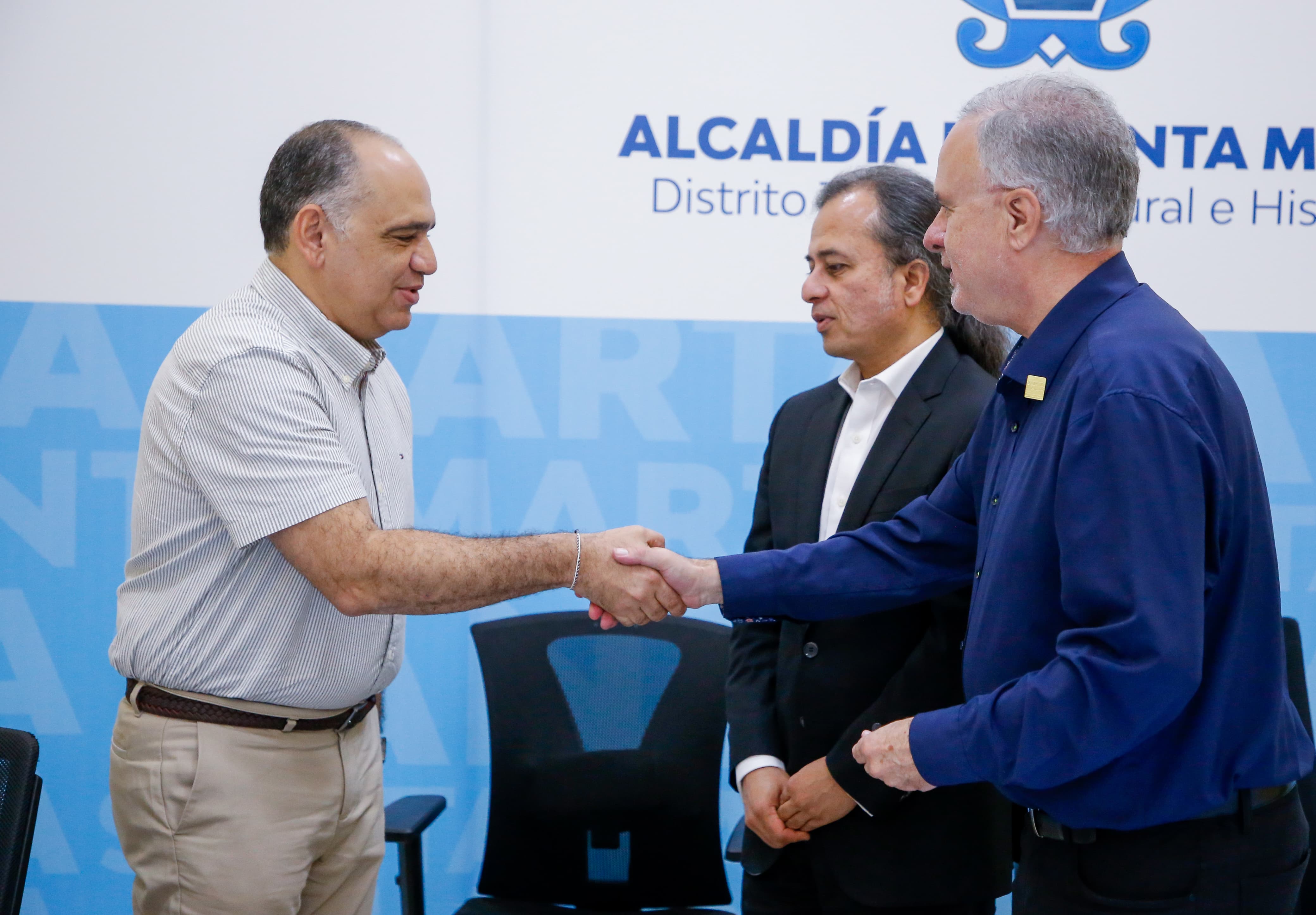 Alcalde de Santa Marta junto a el CEO, Robert Rodríguez, NC DIGY SMART CITIES LLC y el presidente y CEO de GORILLA TECHNOLOGY, Jay Chandan.