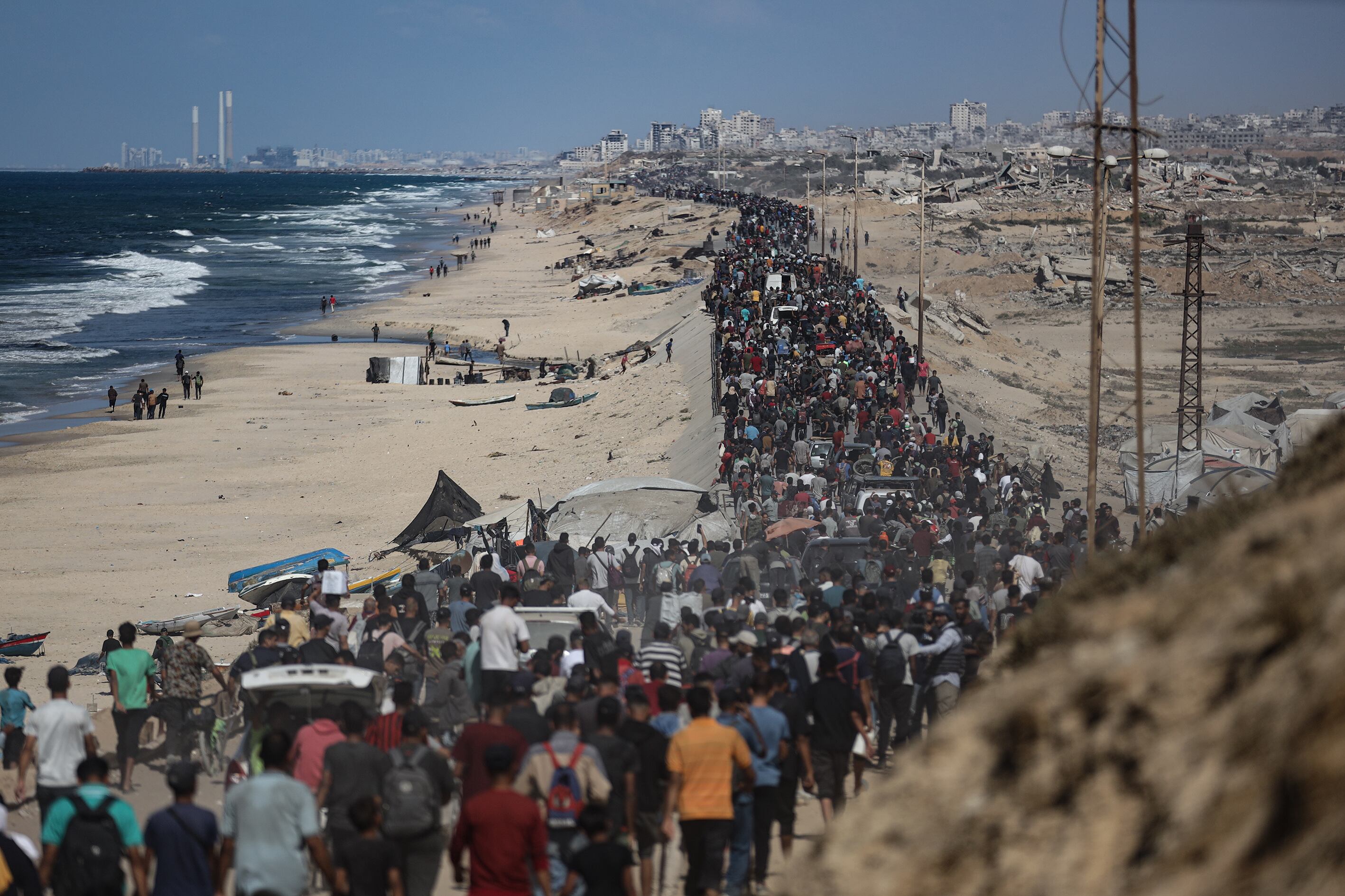 Palestinos movilizandose después de firma de alto al fuego. Foto: Khames Alrefi/Anadolu via Getty Images