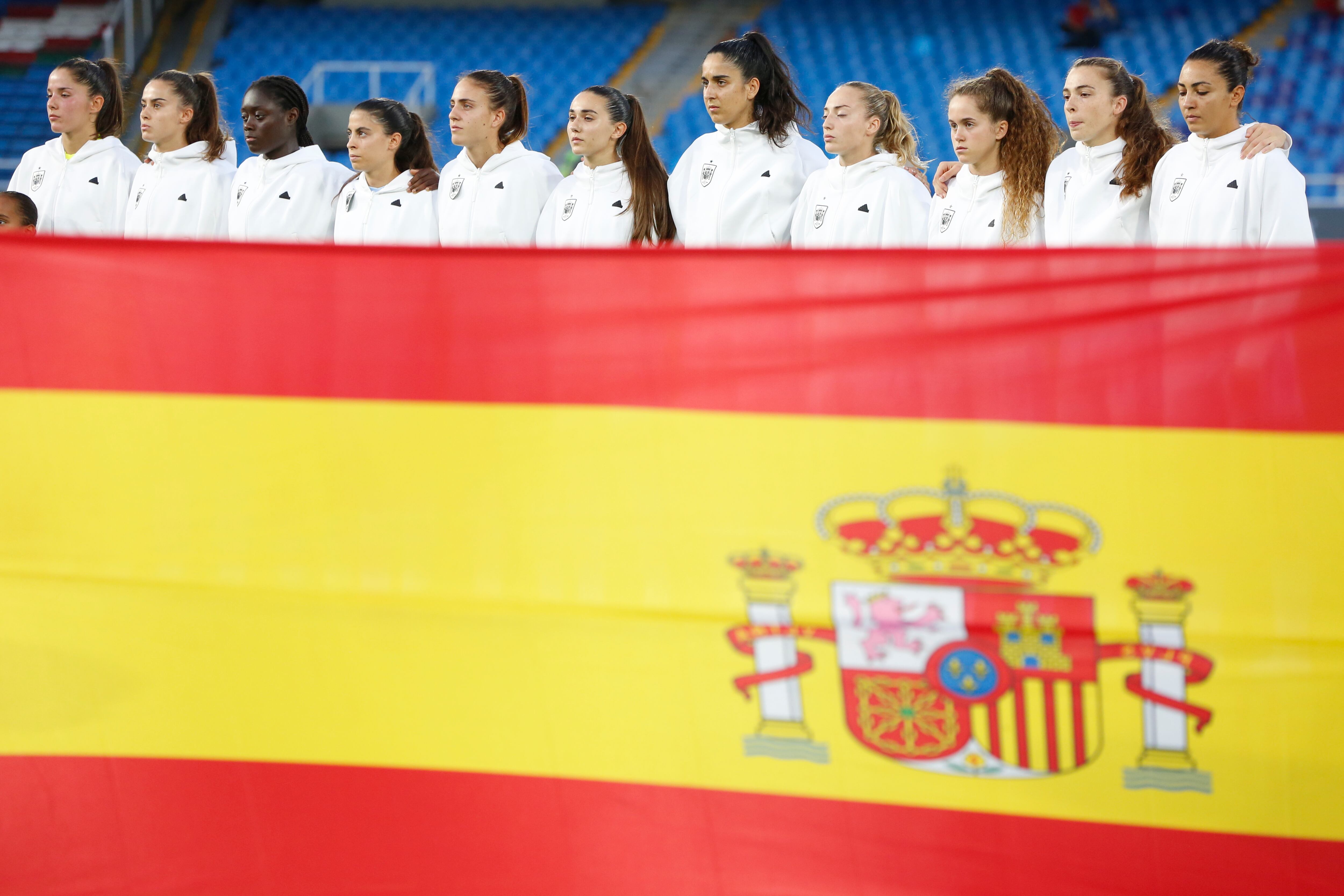 AMDEP6344. CALI (COLOMBIA), 07/09/2024.- Jugadoras de España forman este sábado, en un partido del grupo C de la Copa Mundial Femenina sub-20 entre las selecciones de Marruecos y España en el estadio Pascual Guerrero en Cali (Colombia). EFE/ Ernesto Guzmán