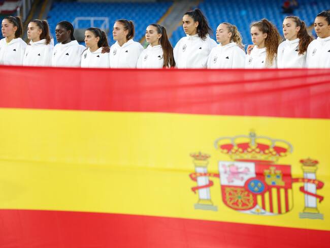 AMDEP6344. CALI (COLOMBIA), 07/09/2024.- Jugadoras de España forman este sábado, en un partido del grupo C de la Copa Mundial Femenina sub-20 entre las selecciones de Marruecos y España en el estadio Pascual Guerrero en Cali (Colombia). EFE/ Ernesto Guzmán