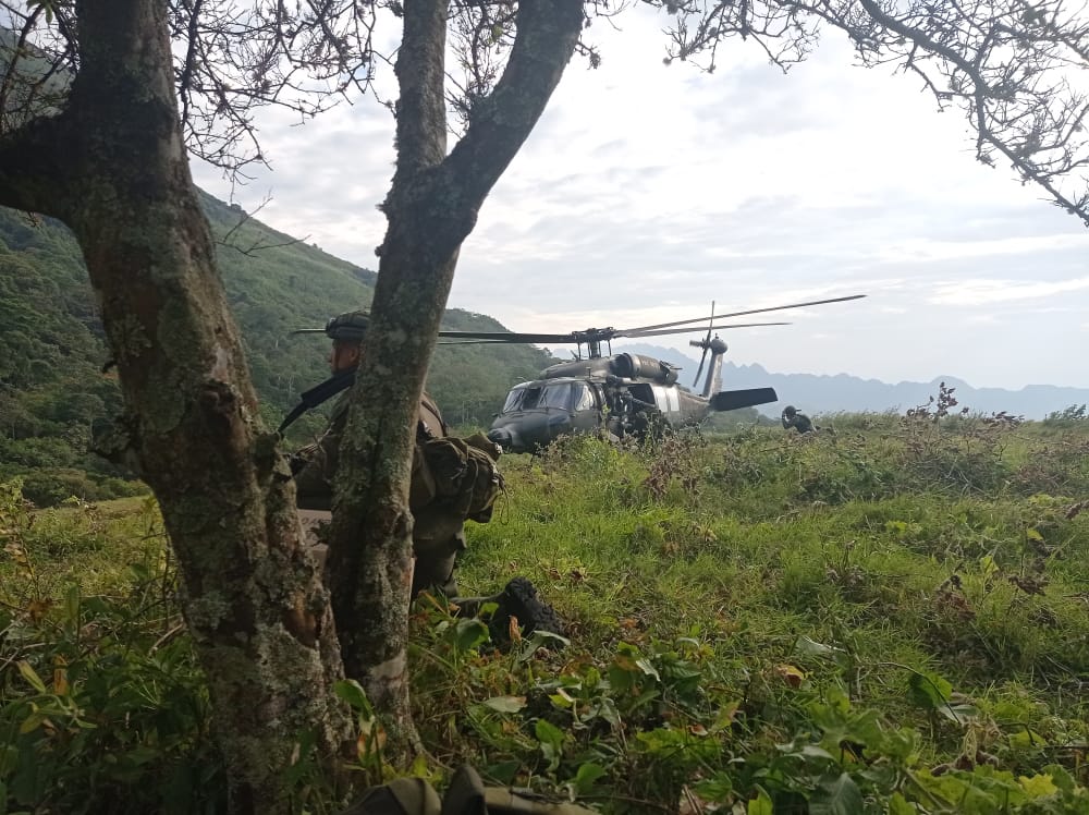 Así fue el rescate del auxiliar de Policía que sobrevivió al atentado en el Huila. Foto: Novena Brigada