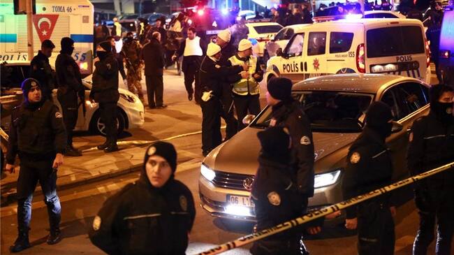 La policía establece un cordón policial en el lugar donde el embajador ruso en Turquía, Andréi Karlov ha sido tiroteado cuando visitaba una exposición de fotografía en Ankara, Turquía. . Foto: Agencia EFE