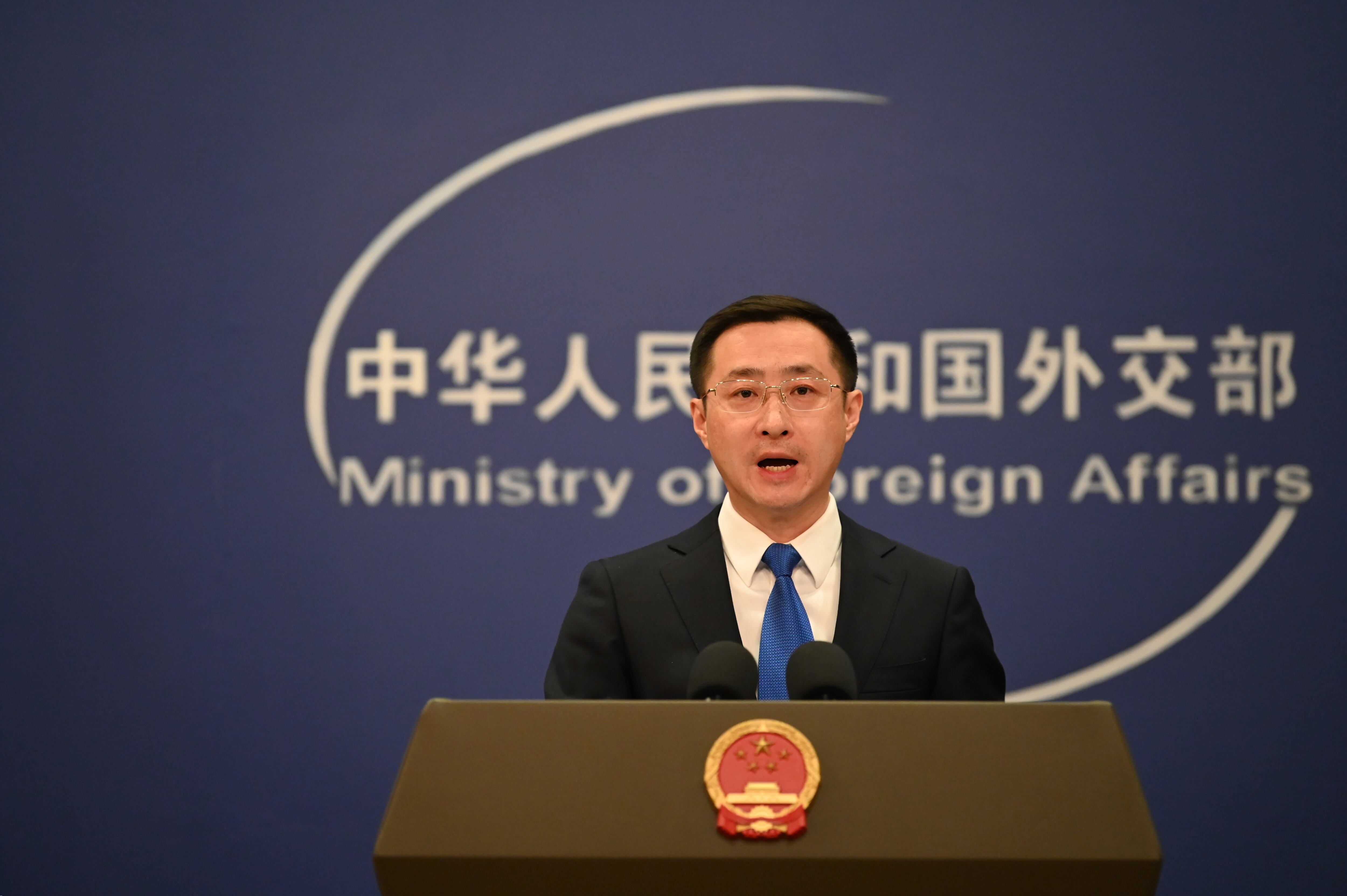 24 de febrero de 2025, China, Pekín: Lin Jian, portavoz del Ministerio de Asuntos Exteriores chino, habla con periodistas en la sesión informativa diaria de su agencia. Getty Images / Johannes Neudecker