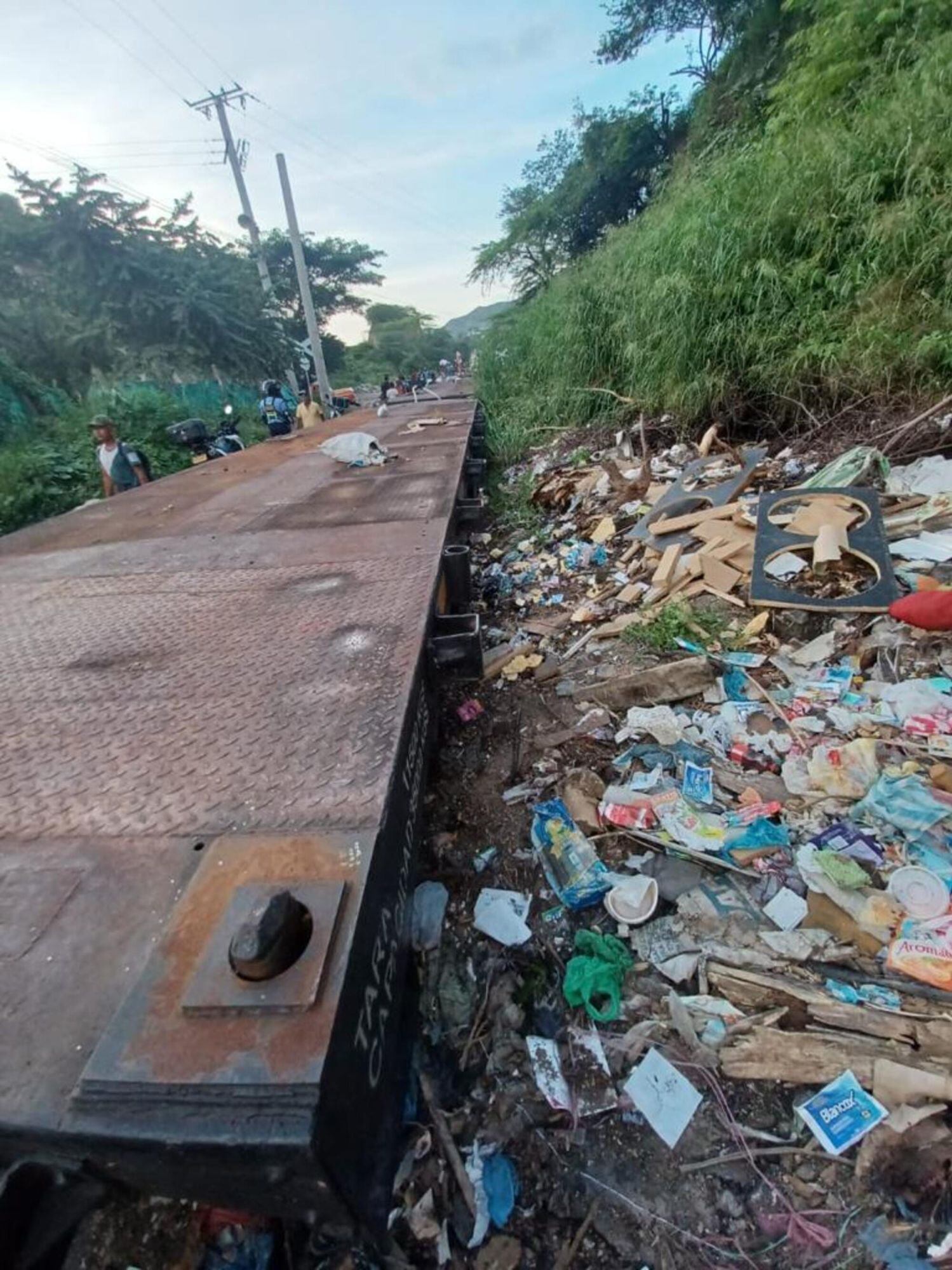 Basuras acumuladas al lado de la línea férrea/ Foto: Fenoco