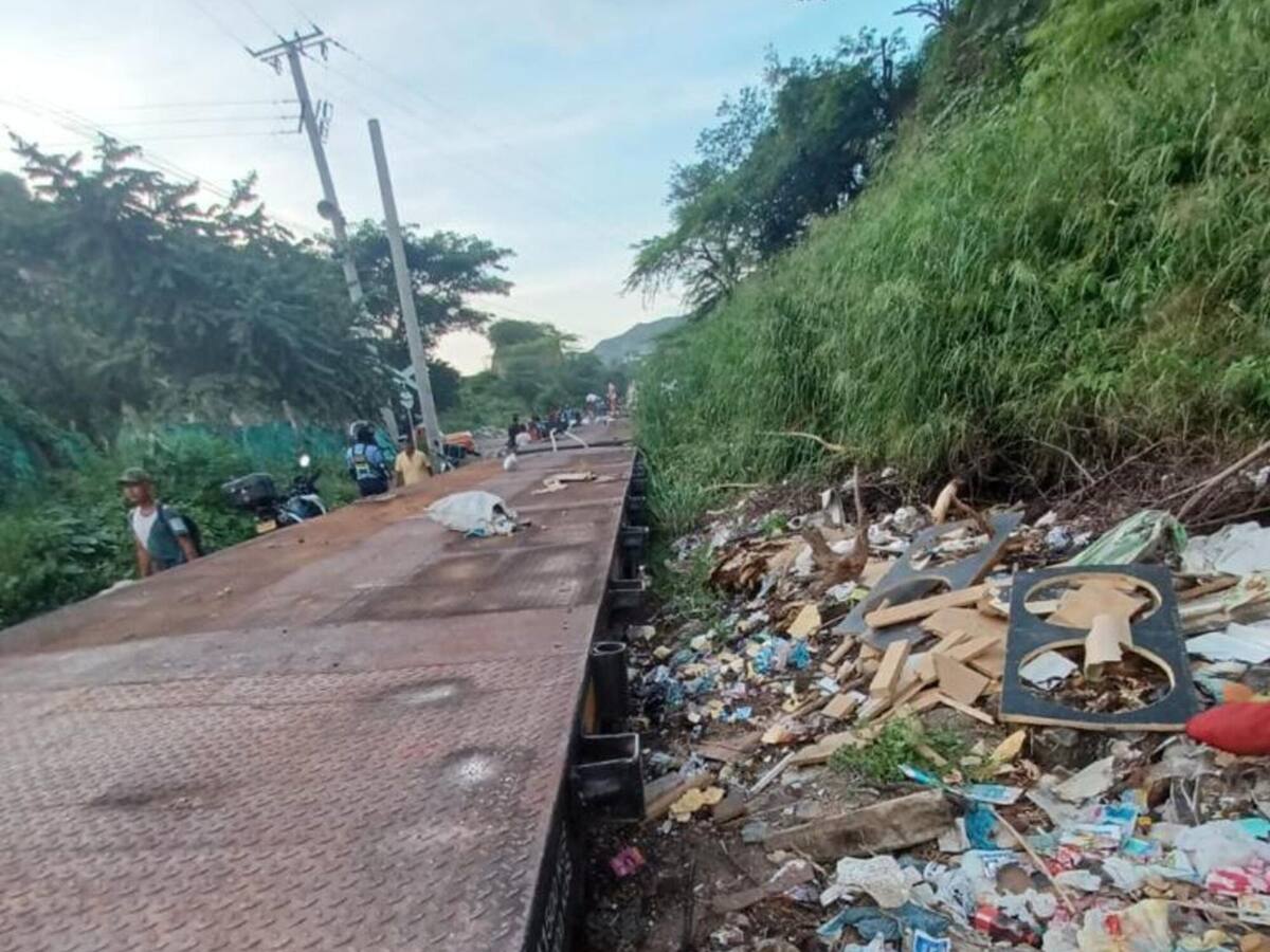 Un colchón tirado sobre la vía férrea ocasionó un incidente en Santa Marta