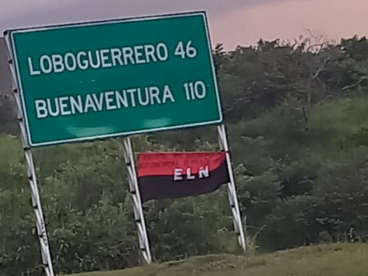 Desmontan banderas del ELN halladas en vías del Valle del Cauca