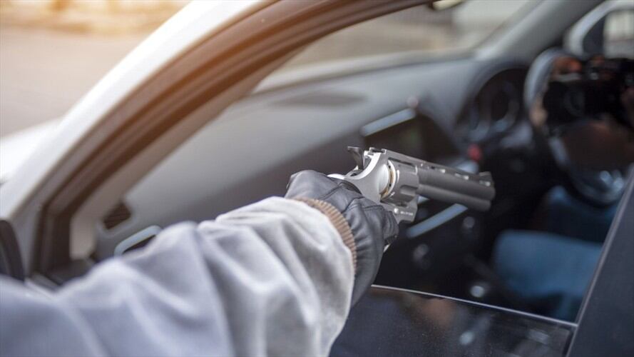 Foto ilustrativa de un sujeto apuntando a un vehículo. Foto: Getty Images