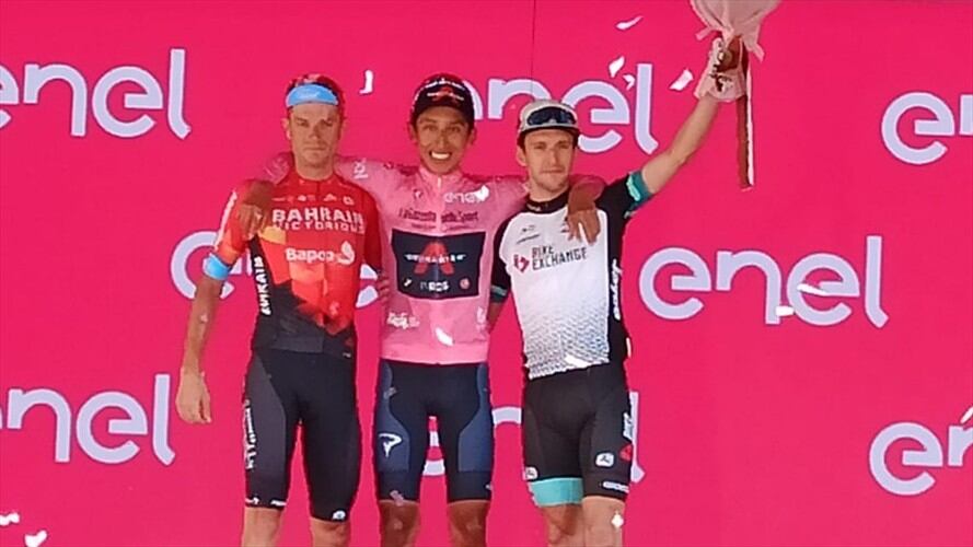 El colombiano hace historia y le da la segunda maglia rosa a Colombia.. Foto: W Radio / Daniel Cáceres