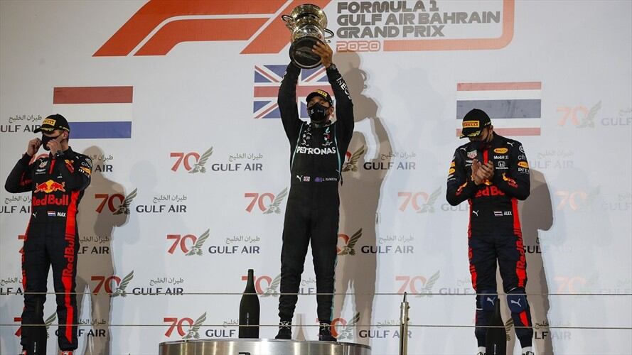 En una competencia marcada por el increíble accidente de Romain Grosjean, Lewis Hamilton se quedó con el GP de Bahrain.. Foto: