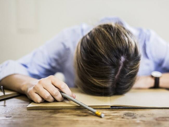Se ha definido al agotamiento laboral como un tipo de estrés relacionado con el trabajo. Foto: Getty Images / WESTEND61