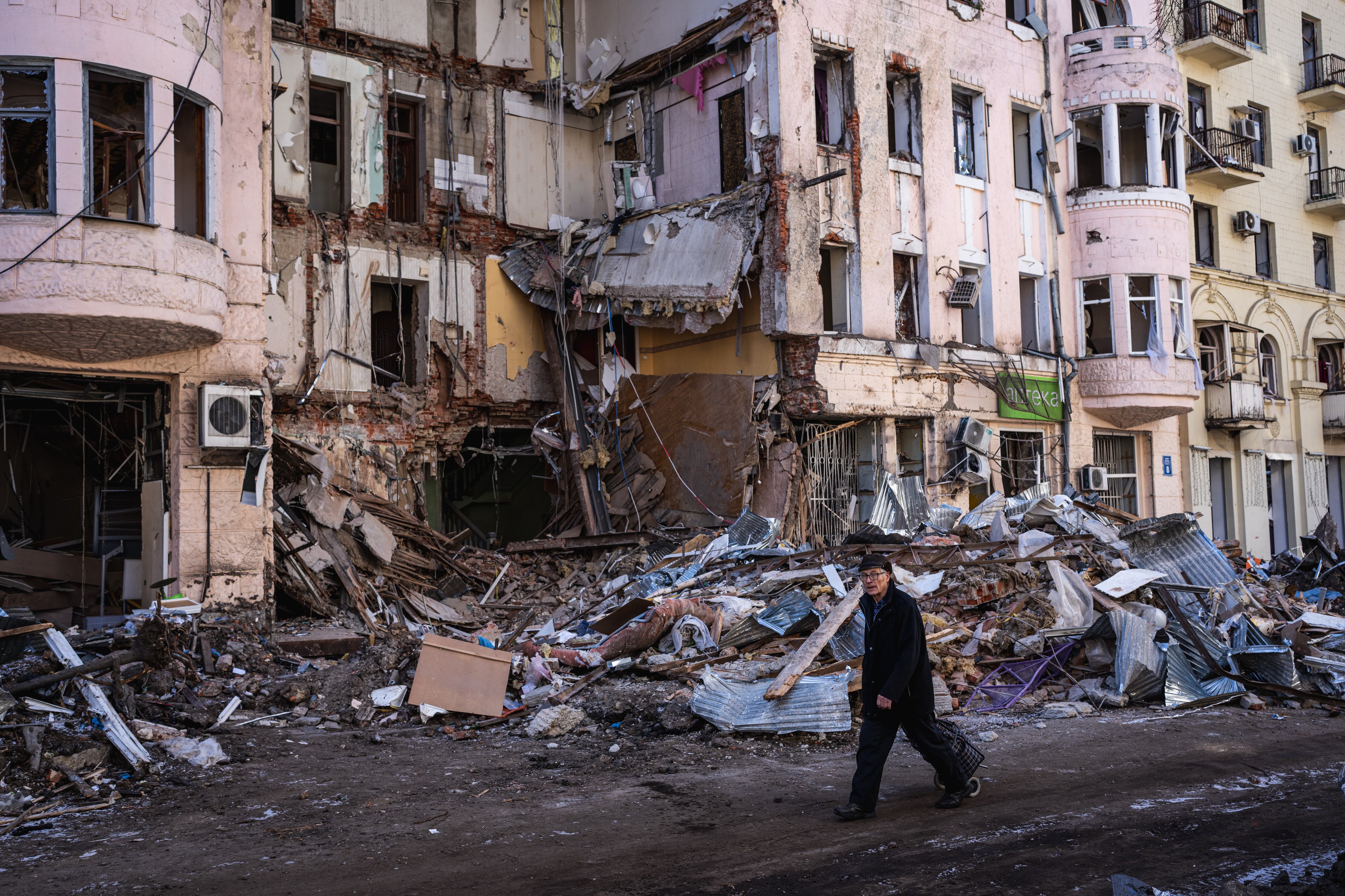 Foto de referencia de los edificios bombardeados en Járkov, Ucrania. (Photo by Wolfgang Schwan/Anadolu Agency via Getty Images)