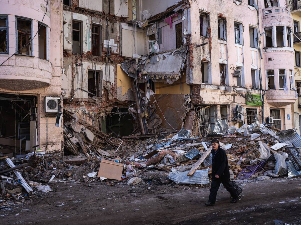 Casi mil edificios quedaron destruidos por los bombardeos rusos en Járkov, Ucrania