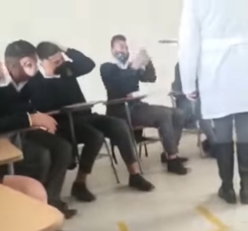 En un video se observa a la docente agredir al menor con una regla.