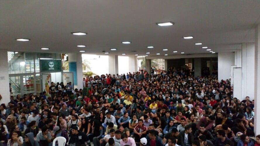 La Asamblea General de Estudiantes de la Universidad Nacional, sede Manizales, decidió declararse en asamblea permanente y cese de actividades académicas. Foto: Adrián Rodríguez (W Radio)